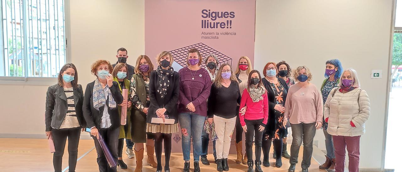 La concejala Vero Ruiz, la diputada Patricia Puerta, la jefa de la unidad contra la violencia de género y representantes sindicales y de colectivos feministas y asociaciones de Castelló en la presentación de los actos en conmemoración de la lucha contra la violencia de género en Castelló