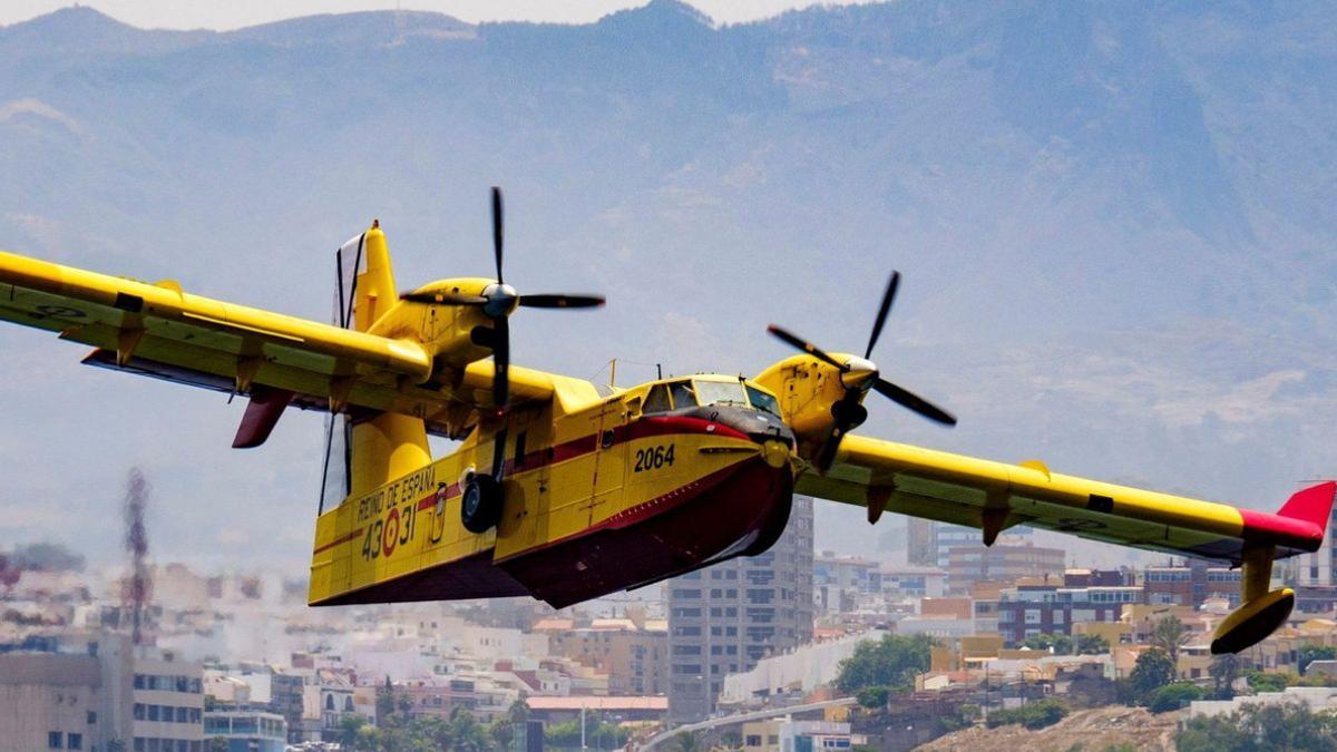 Aviones anfibios sobrevuelan Las Canteras para combatir el incendio de Tenerife