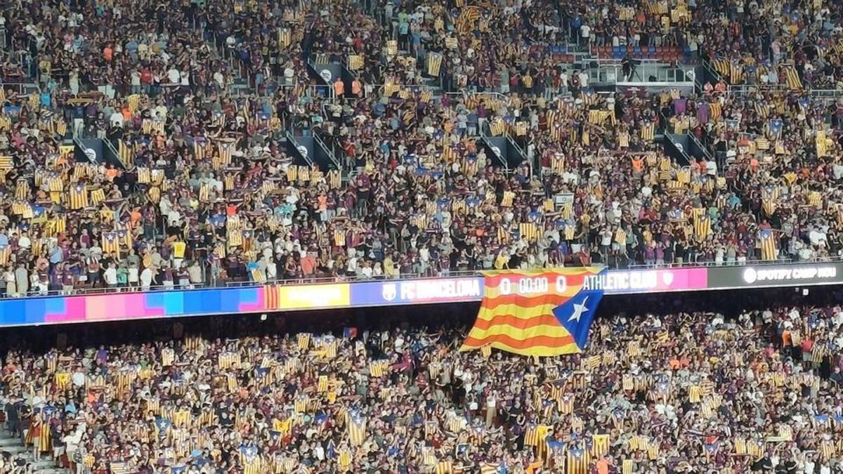 El Camp Nou s'omple d'estelades