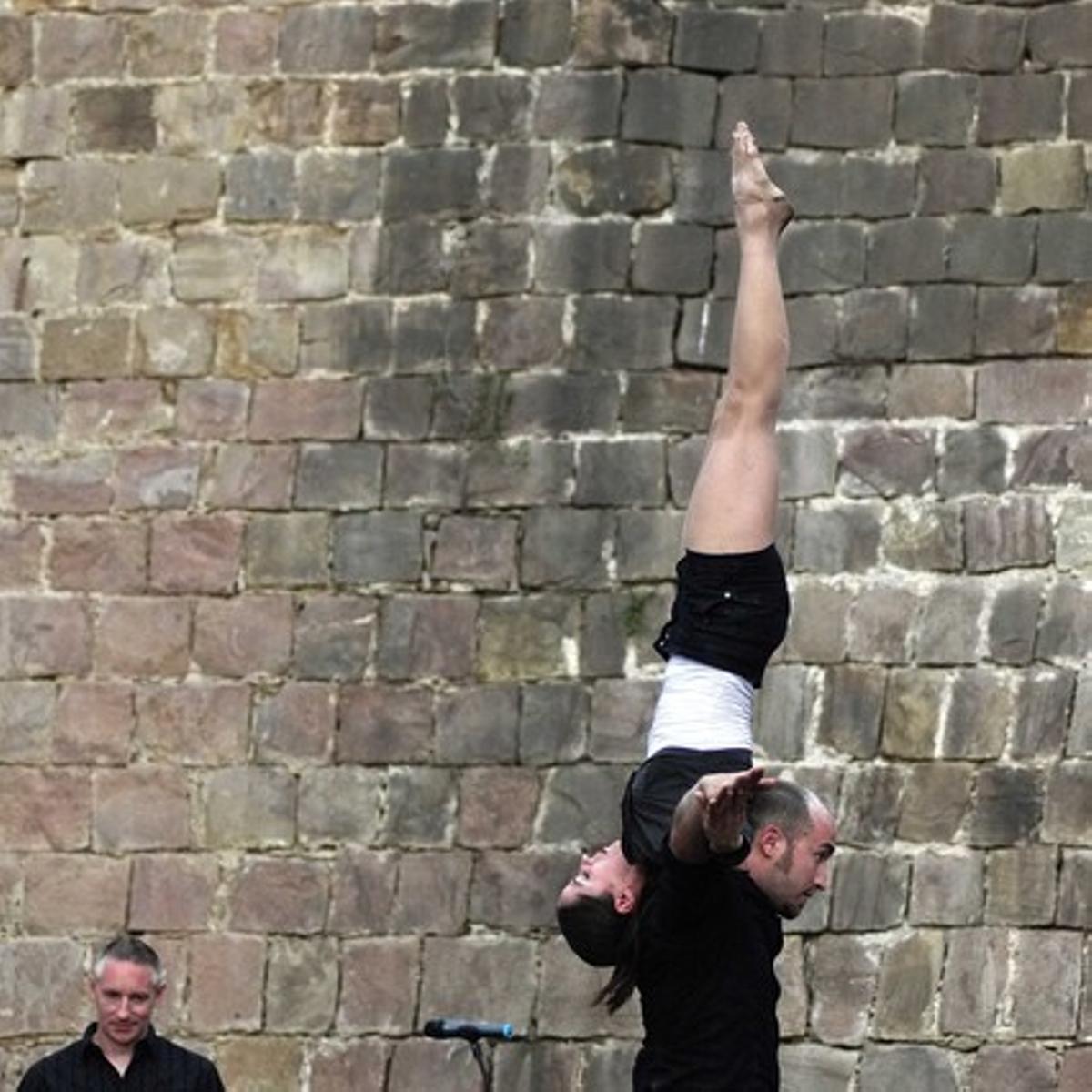 Un espectacle d’acròbates, durant les festes de la Mercè.