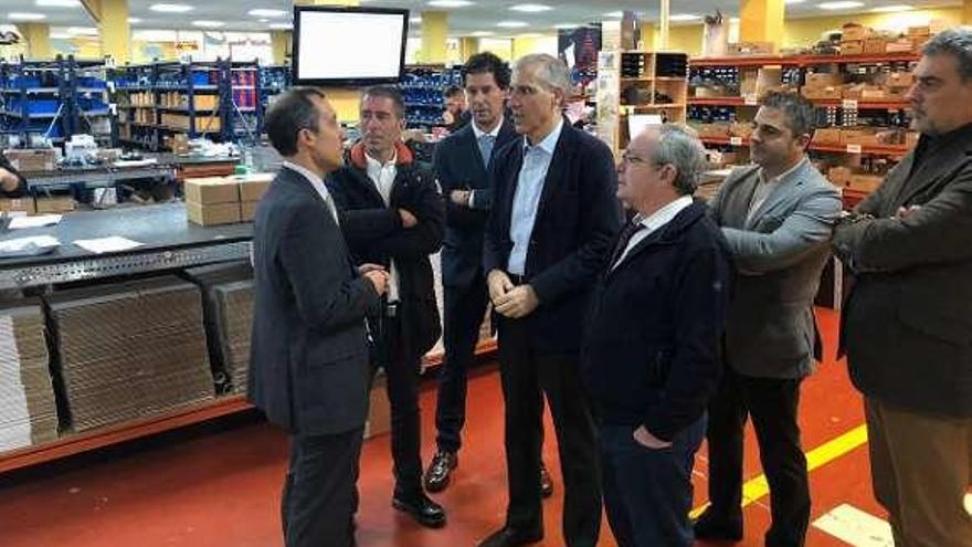 Autoridades y empresarios en una visita ayer a Rodavigo, una de las empresas que imparten formación a la carta. // D. P.