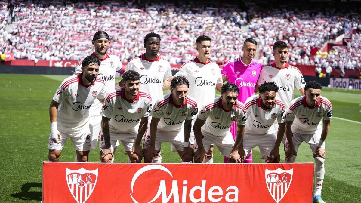 Los jugadores del Sevilla posan antes del partido de Liga contra el Espanyol