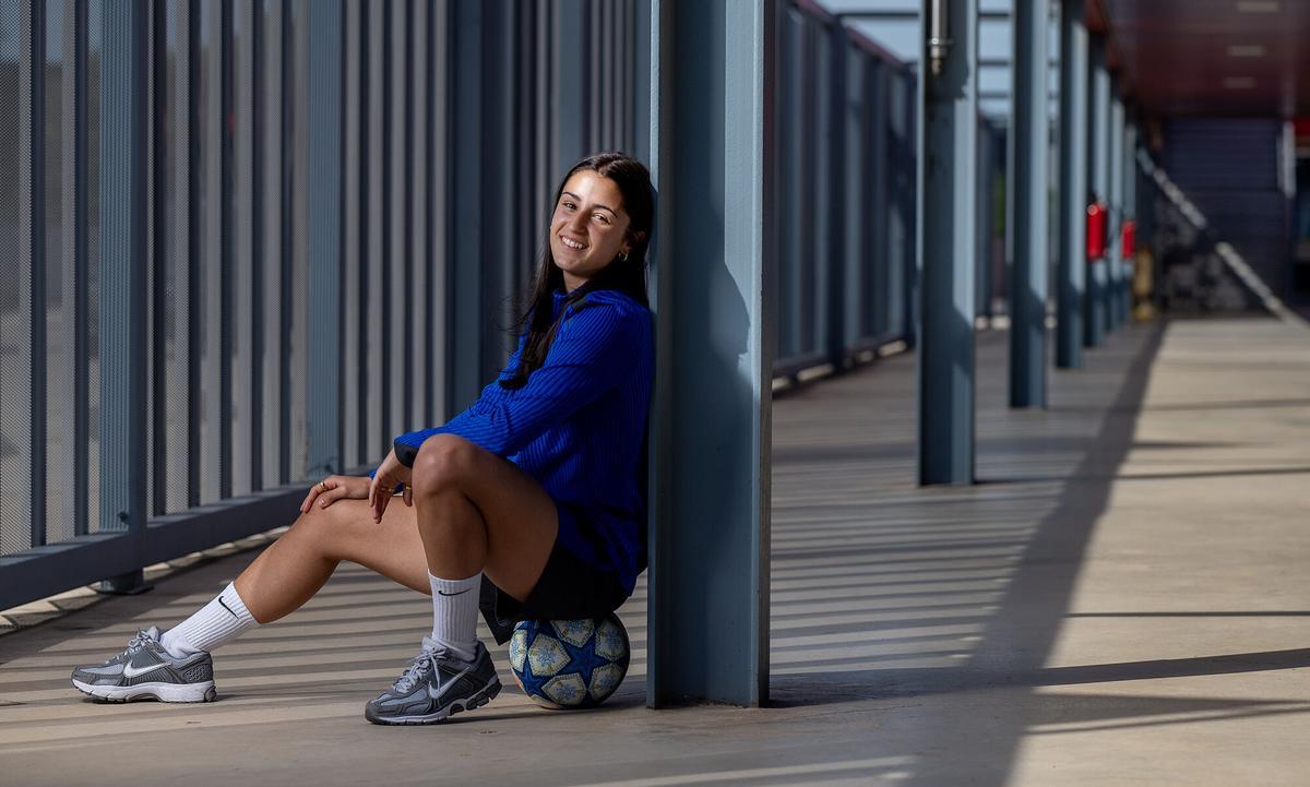 Sant Joan Despi 21.05.2025 Deportes La jugadora del FC Barcelona, Jana Fernández, fotografiada en las instalaciones del estadio Johan Cruyff tras la entrevista. Fotografía de Jordi Cotrina