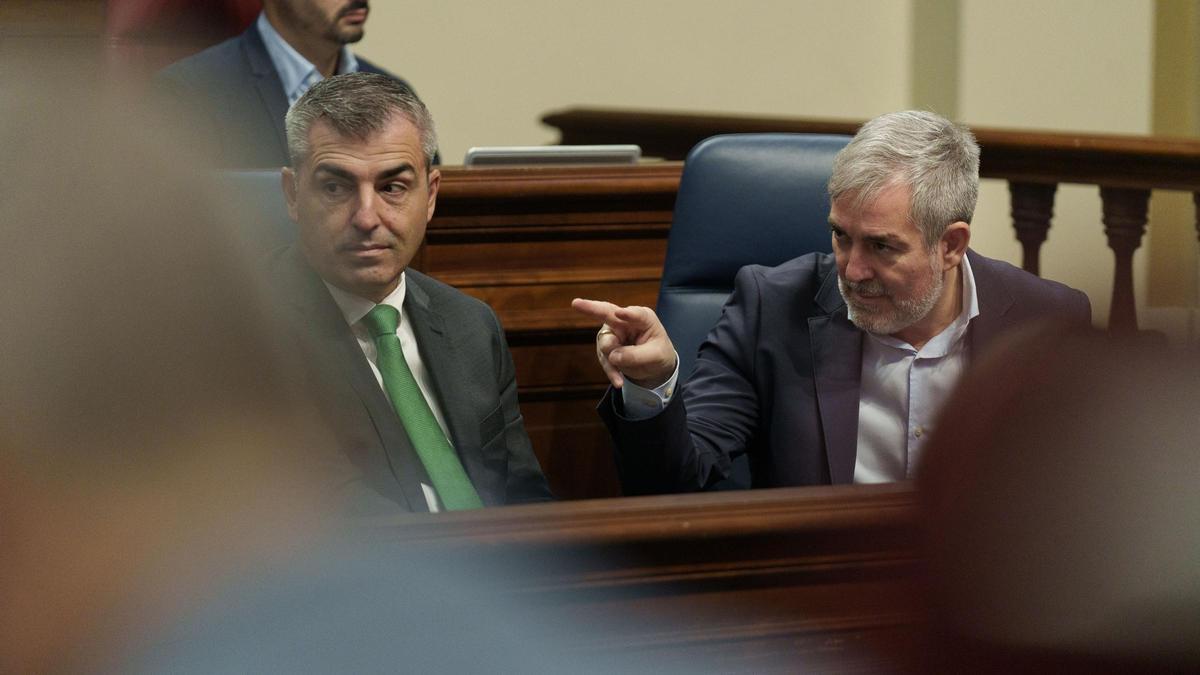 Manuel Domínguez y Fernando Clavijo, ayer durante el pleno.