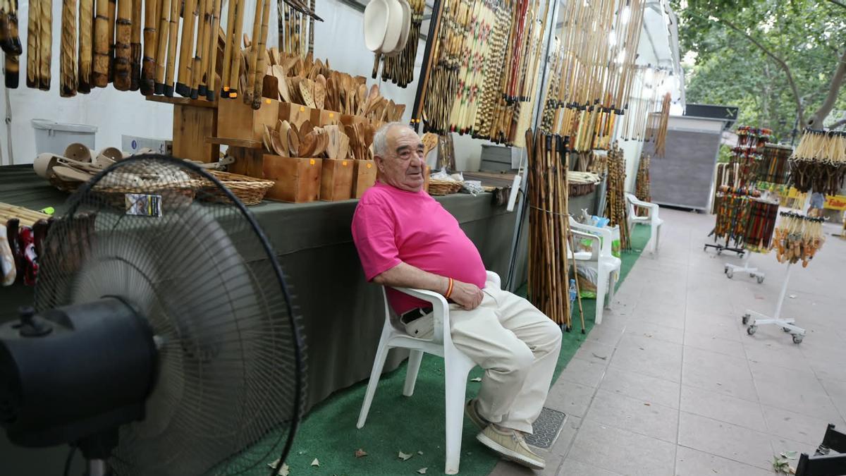 Un feriante se refresca con un ventilador en la Albereda.
