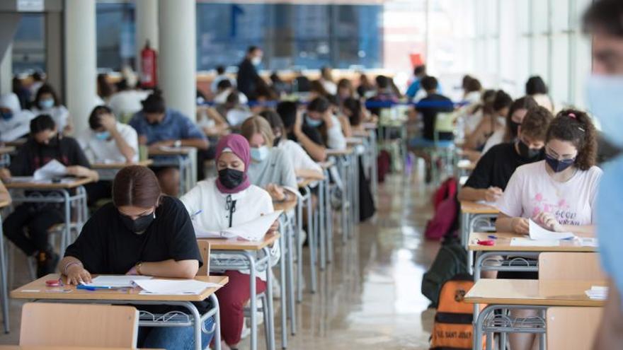 Los estudiantes realizaron los exámenes en las dos plantas de la estación marítima en Sant Antoni.