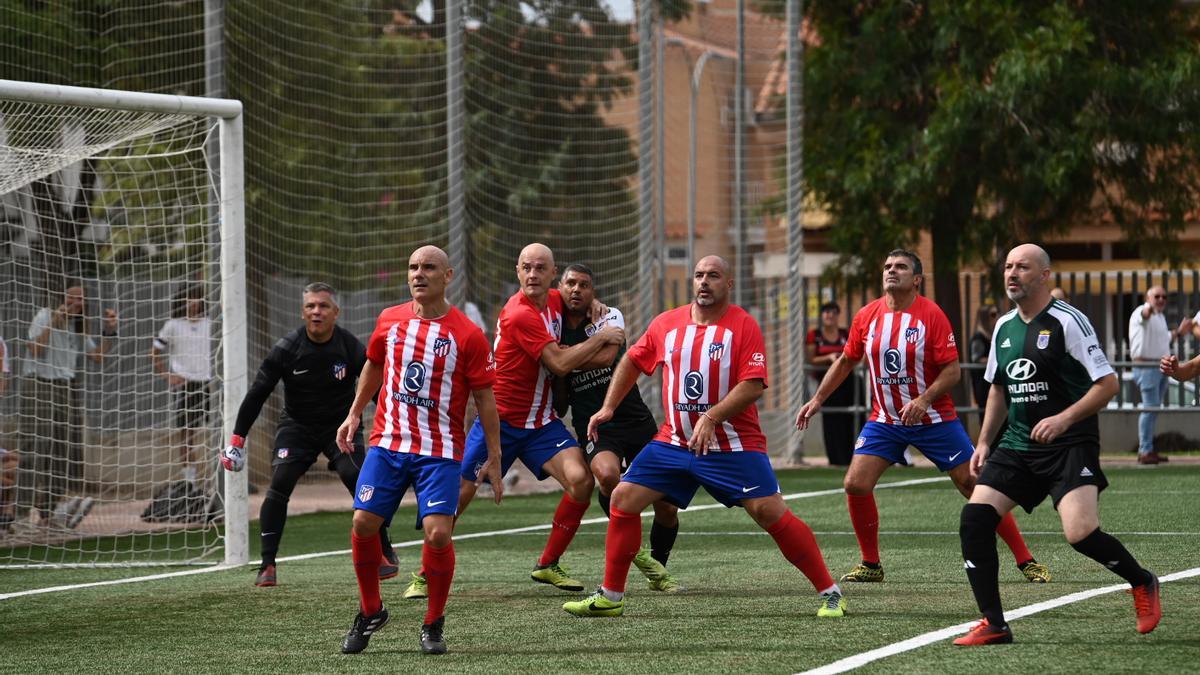 Un jugador rojiblanco marca a David ‘Copito’ quien espera junto a Rubén Checa un balón alto en el área del Atlético de Madrid.