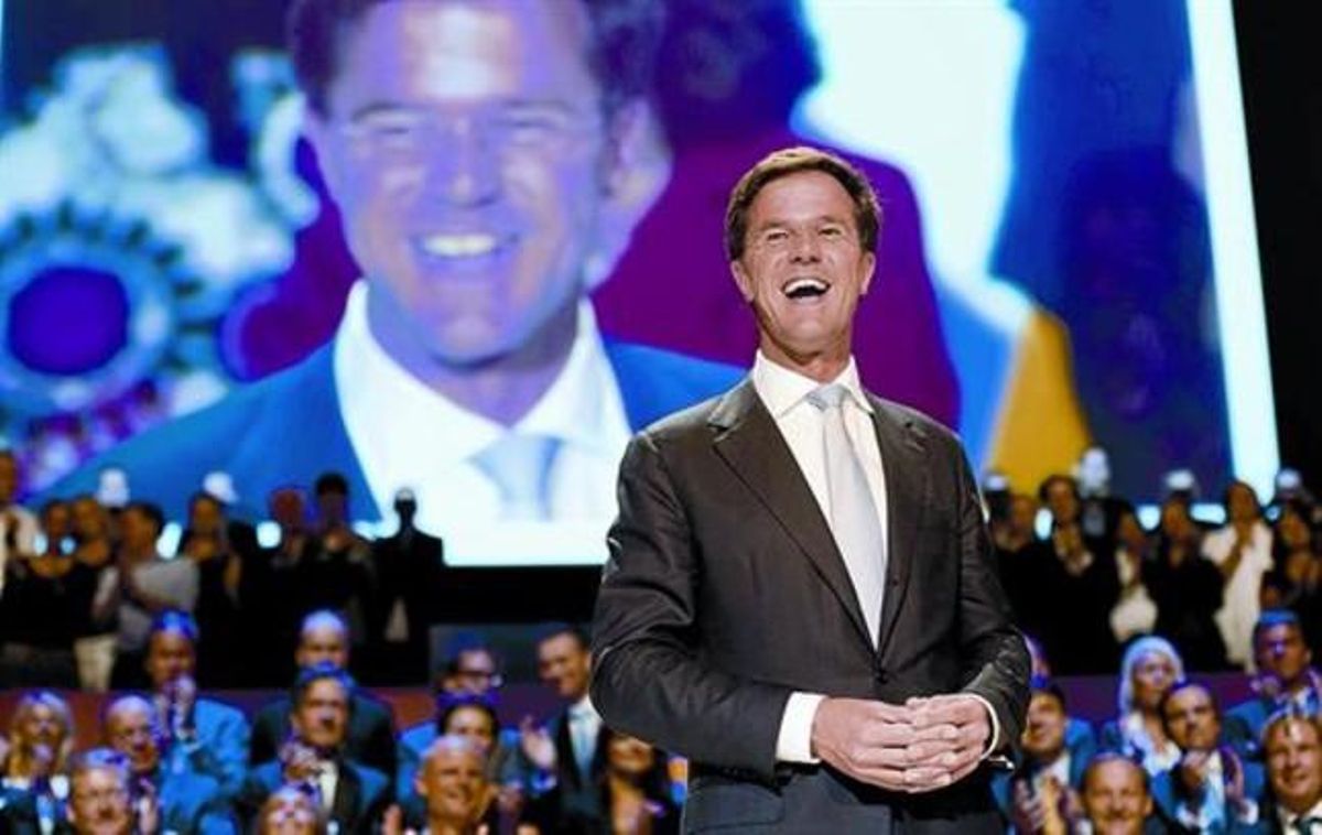Mark Rutte, a Rotterdam 8 El favorit de les eleccions de demà, en un acte electoral a la ciutat que és el primer port d’Europa. Mark Rutte, a Rotterdam 8 El favorit de les eleccions de demà, en un acte electoral a la ciutat que és el primer port d’Europa.