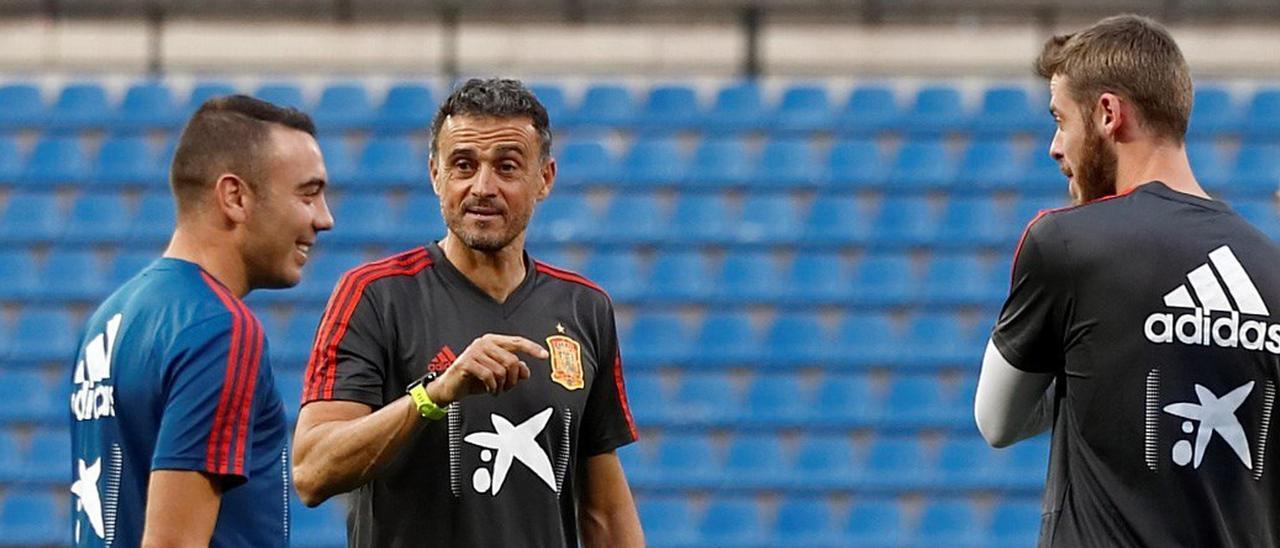 Aspas charla con Luis Enrique y con De Gea en una convocatoria con la selección.