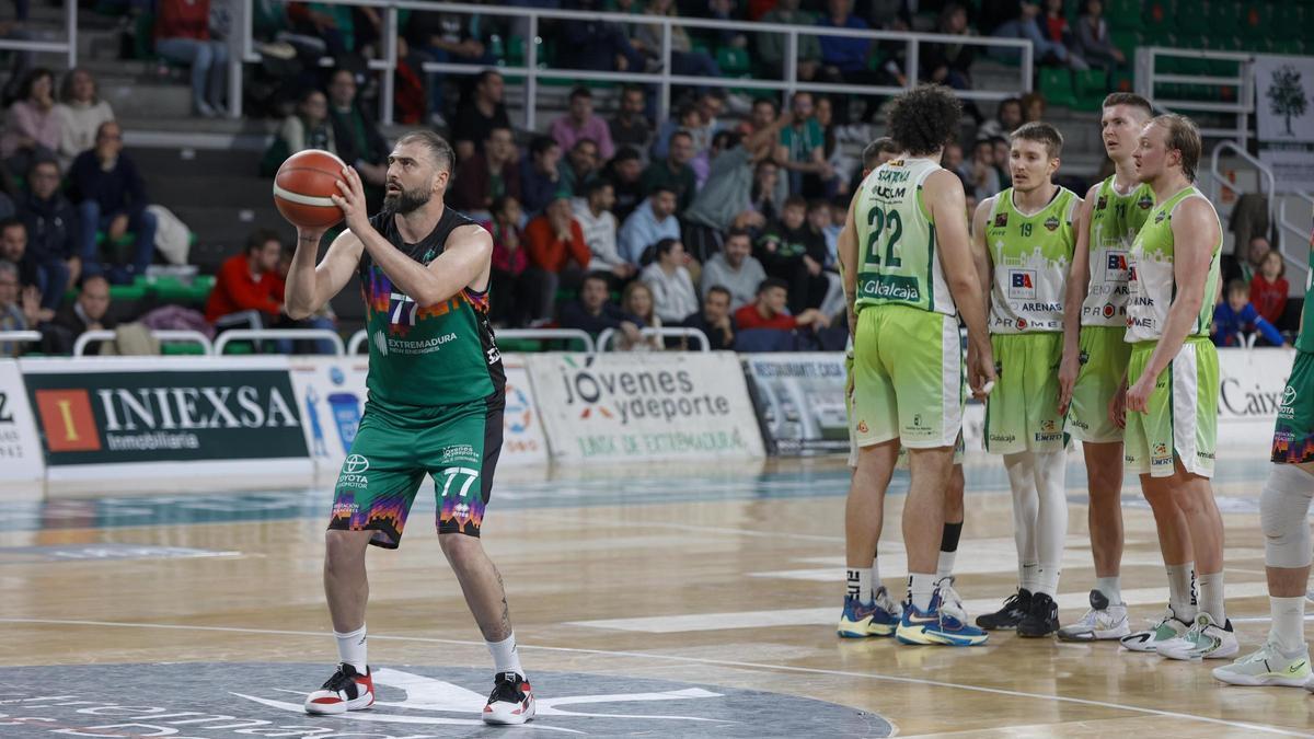 Kostas Vasileiadis lanza un tiro libre tras una técnica en el Albacete.