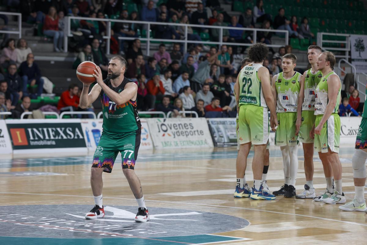 Kostas Vasileiadis lanza un tiro libre tras una técnica en el Albacete.