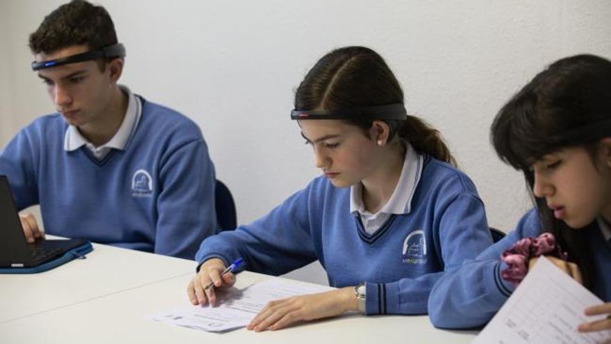 Así funcionan las diademas de atención: el colegio Santa María del Naranco es uno de los tres centros españoles que las usan