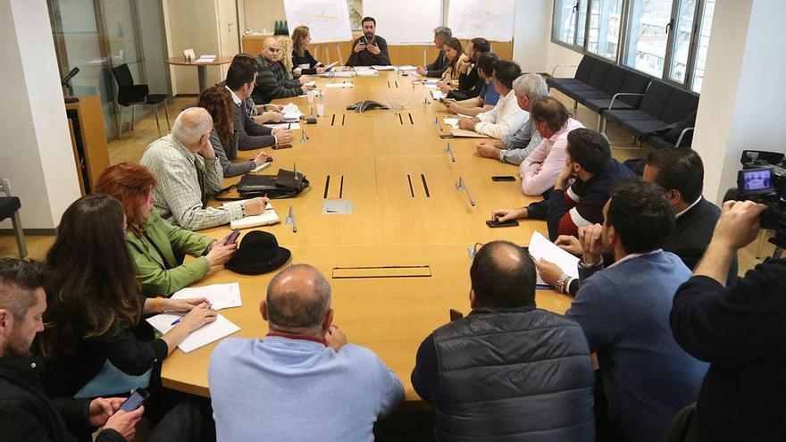 Imagen de la reunión entre hosteleros, vecinos y técnicos municipales, que tuvo lugar en la Gerencia de Urbanismo.