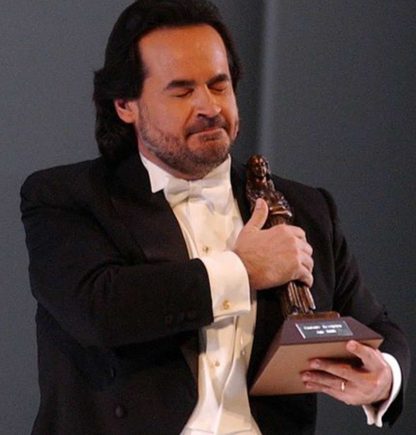 Otro momento: al recibir en 2006 el premio lírico Teatro Campoamor al Mejor cantante masculino de Ópera; 