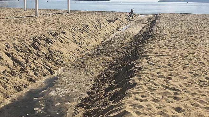 Zanja excavada en Llenaire para evacuar aguas estancadas en la zona de l&#039;Ullal.