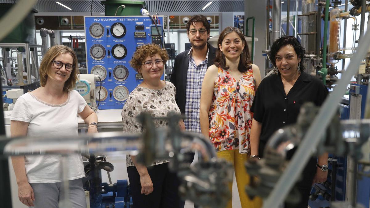 De izquierda a derecha, Sonia Loras, Paula Marzal, Rafael Ballesteros, Begoña Milian y Adela Mauri, en el laboratorio de la Universitat.