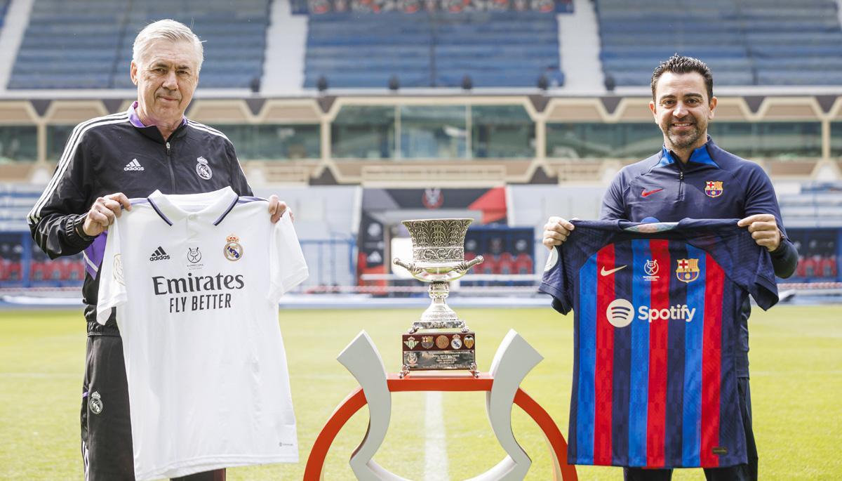 Ancelotti y Xavi posan con la Supercopa en el estadio de Riad. 