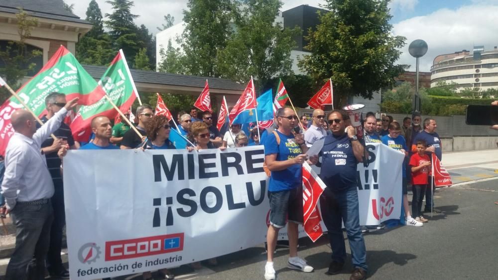 Los trabajadores de Mieres Tubos se manifiestan en Vitoria.