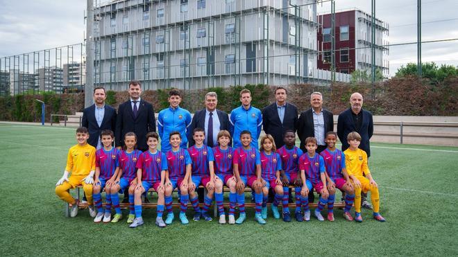 Fotografia oficial del Alevín C del Barça 2021/2022 junto con el presidente Joan Laporta