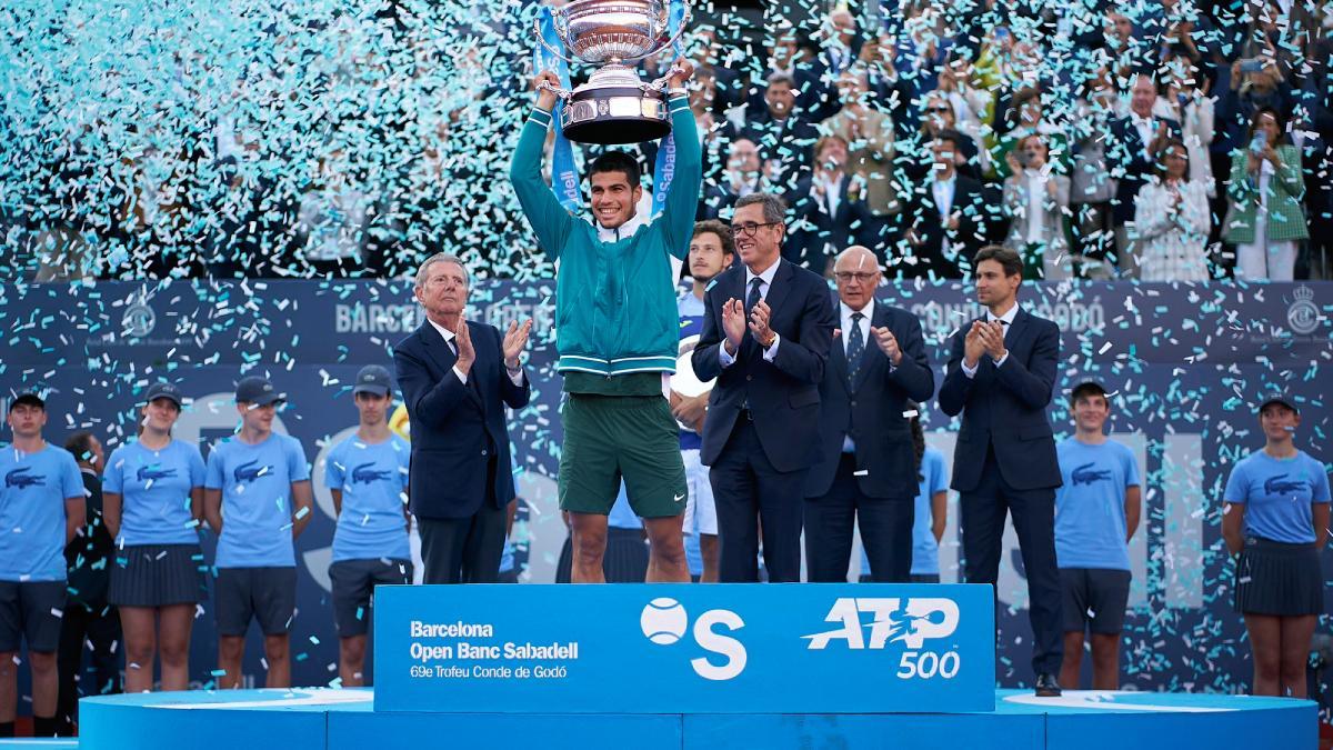 Alcaraz, un hombre feliz con su nuevo trofeo