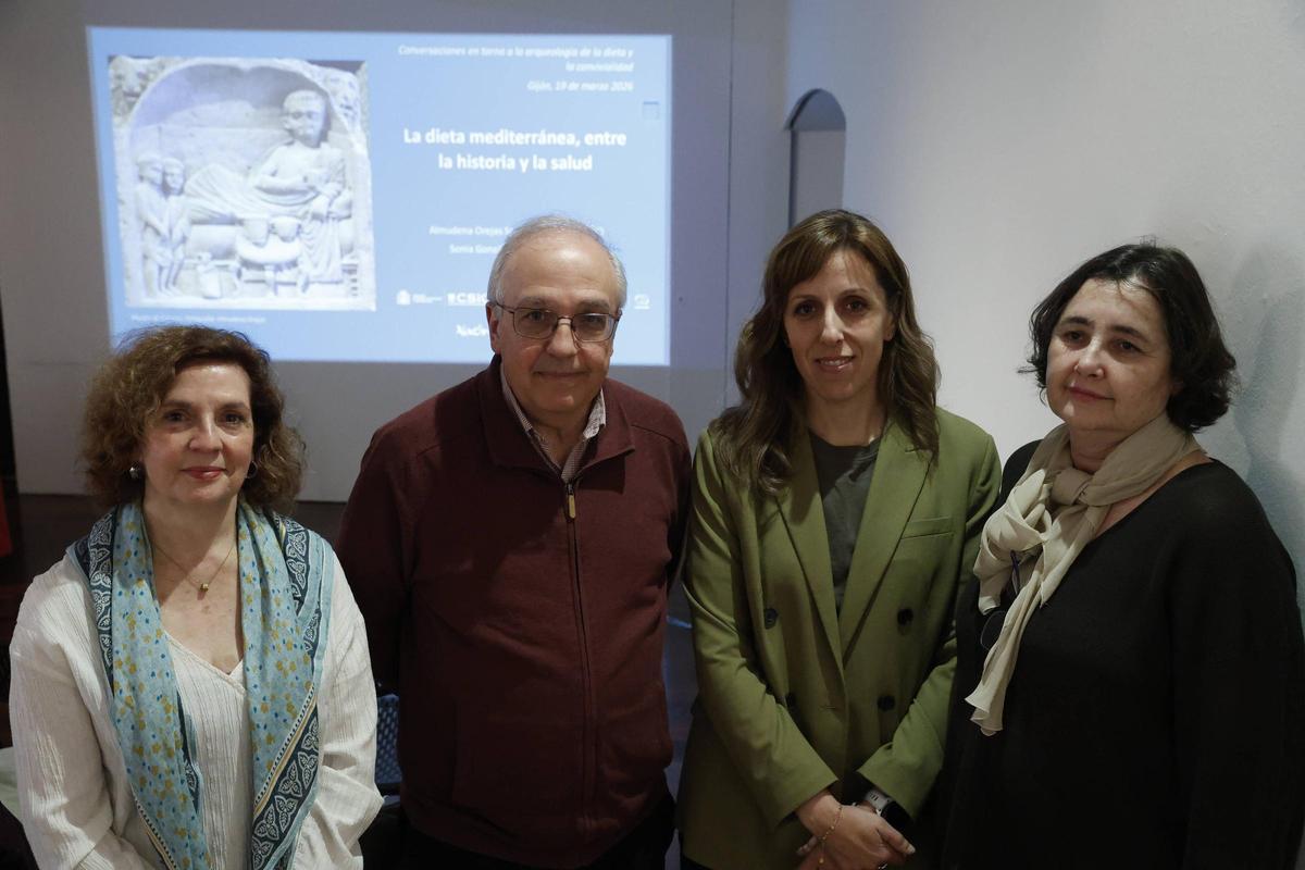 Por la izquierda, Almudena Orejas, Ignacio Montero, Sonia González y María Fernández, al inicio de la charla inaugural del programa "Convivivum: Arqueología de la dieta mediterránea"