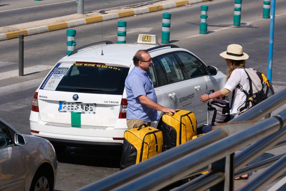 La huelga indefinida continúa: turistas cargados de maletas sin taxi en Alicante.