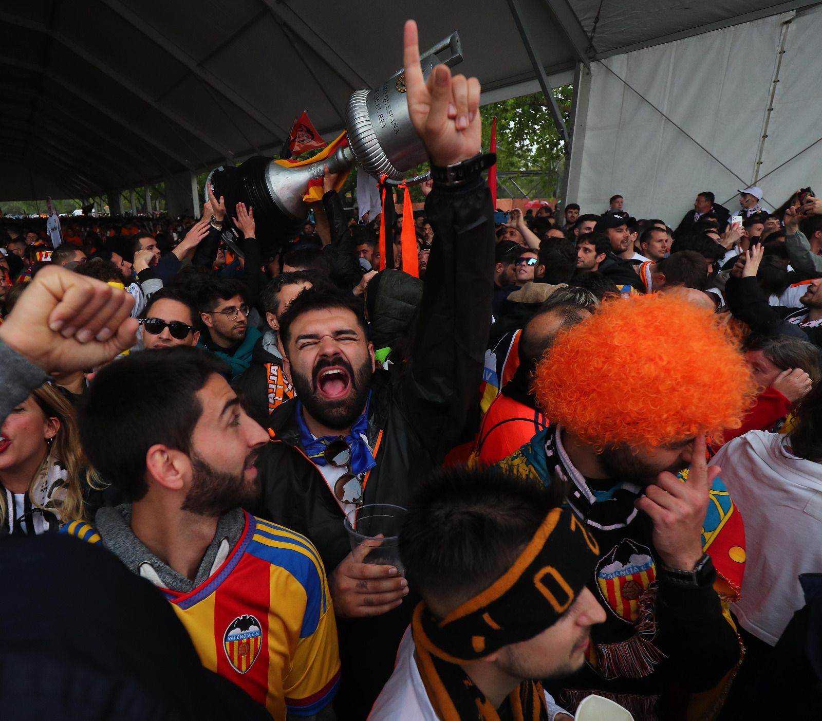 Ambientazo en la zona fan del Valencia CF en Sevilla