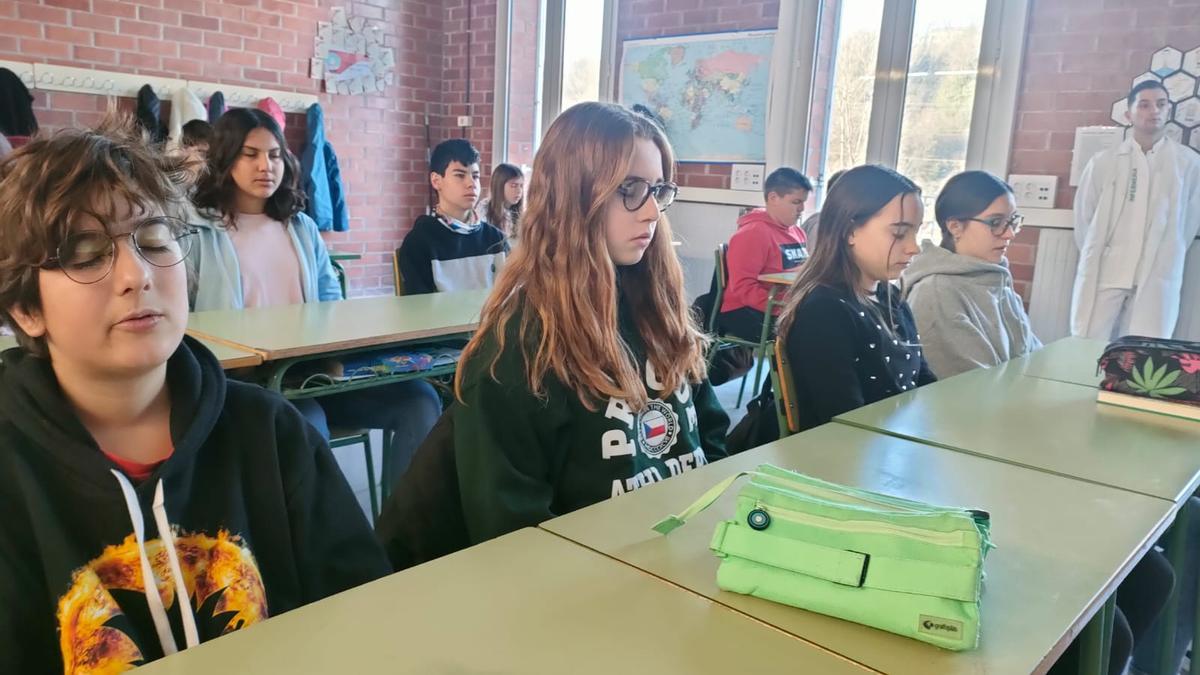 Estudiants durant l'activitat de mindfulness impulsada pel CAP Gironella