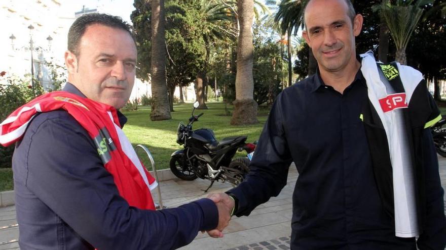 Salmerón y Alberto Monteagudo posan con las camisetas de sus equipos en Cartagena.