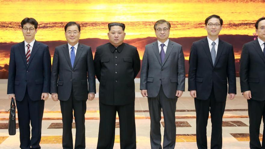 Kim Jong-un posa con la delegación surcoreana en Pyongyang.