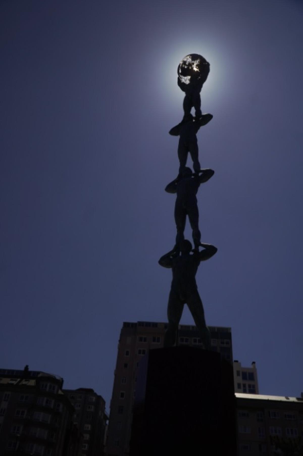 Escultura, con el sol por detrás