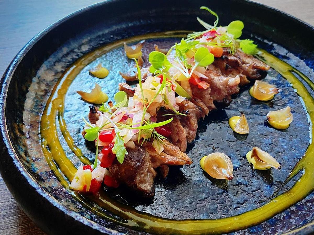 Uno de los platos del Envero: pluma ibérica de bellota marinada en pasta de chiles dulces y hierbabuena, pico de gallo, mango y cebolletas encurtidas.