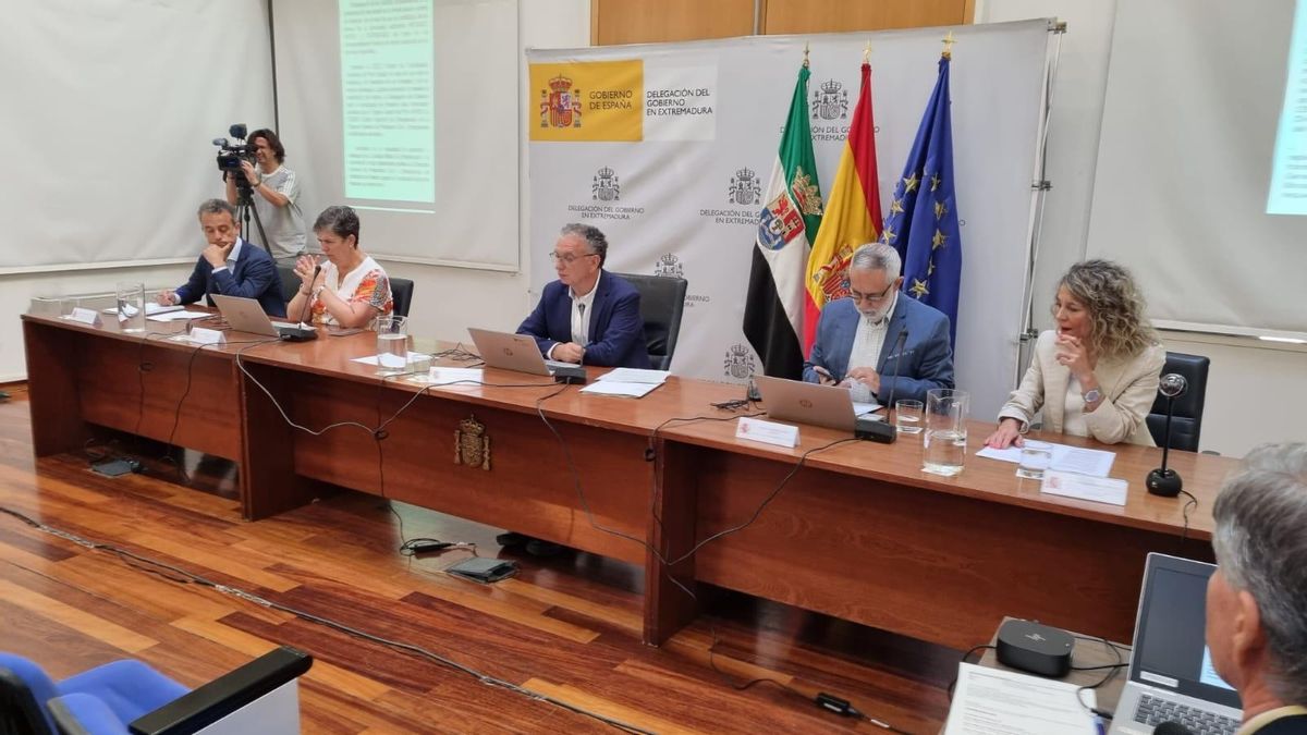 El delegado del Gobierno preside la reunión de coordinación entre administraciones para la campaña contra incendios.