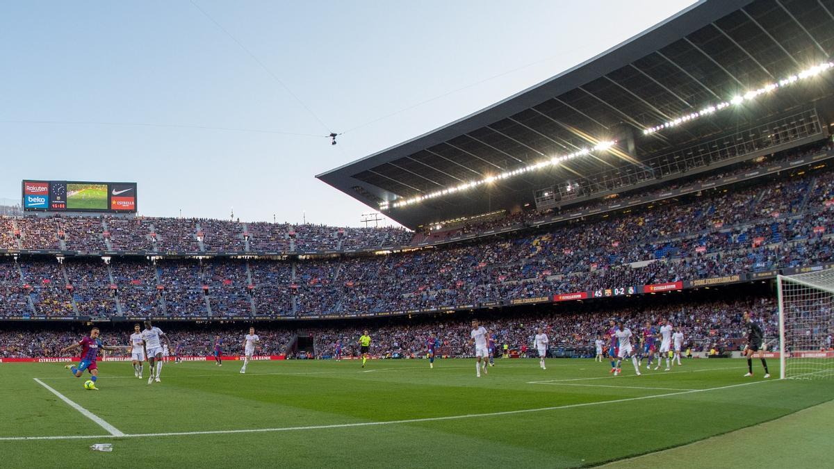 Dest realiza el centro que fue rematado por el Kun Agüero en el 1-2 al Madrid.