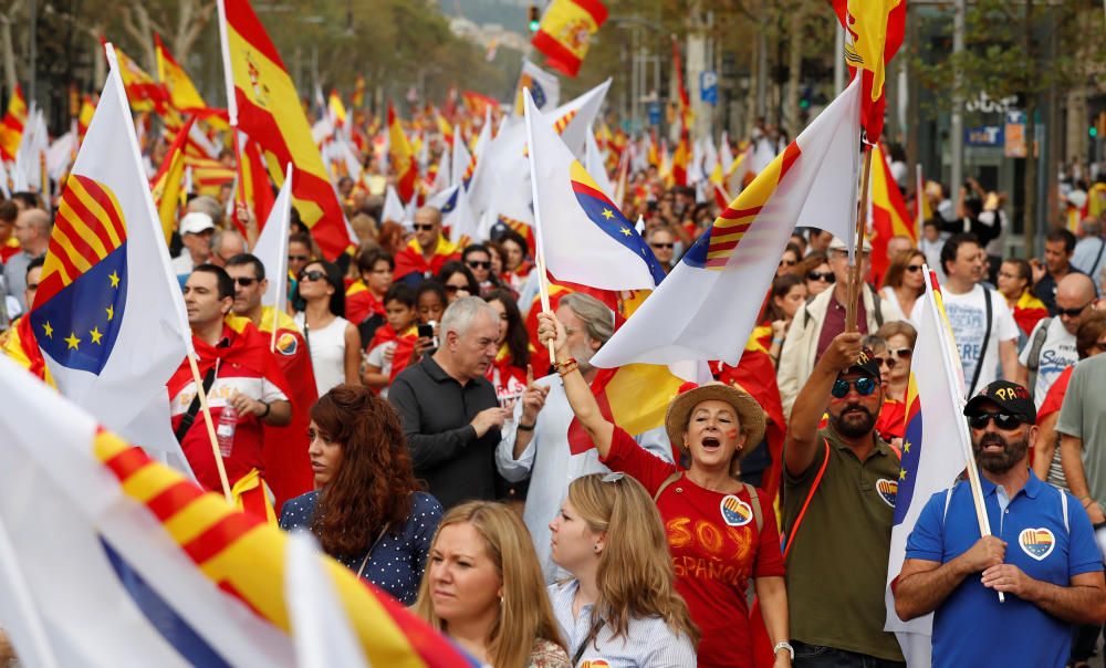 Miles de personas han participado en una marcha en Barcelona en defensa de la unidad de España.