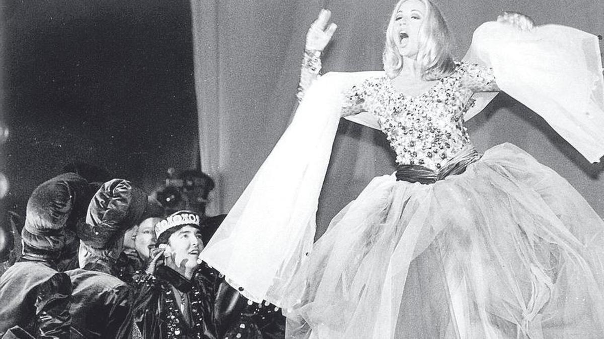 Momento de la actuación de los cantantes Marta Sánchez y Ramoncín, durante la Gala de la Reina, en Las Canteras en 1994.