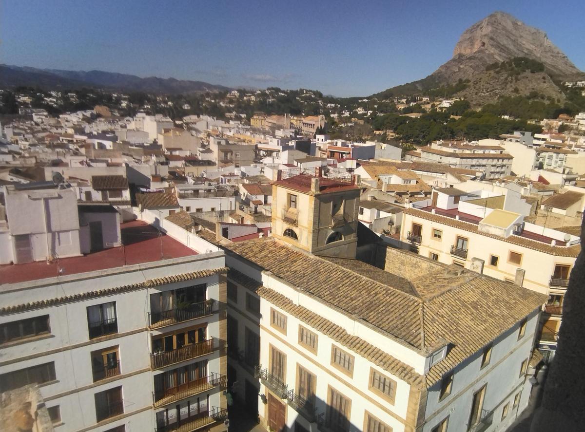 La torre y la cubierta de la Casa dels Bolufer; imagen tomada antes de que se iniciara la restauración