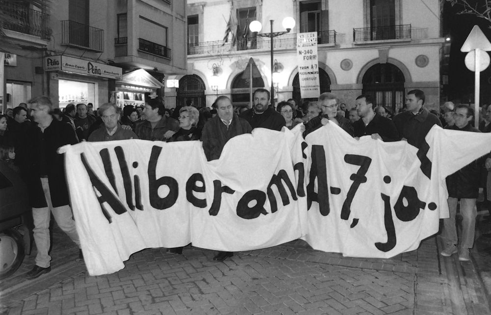 Hace 20 en Sagunt. La Coordinadora per l'alliberament de la A-7 exigía el traslado del peaje, para evitar los continuos accidentes y el paso de 10.000 camiones diarios en la N-340 a su paso por Sagunt.