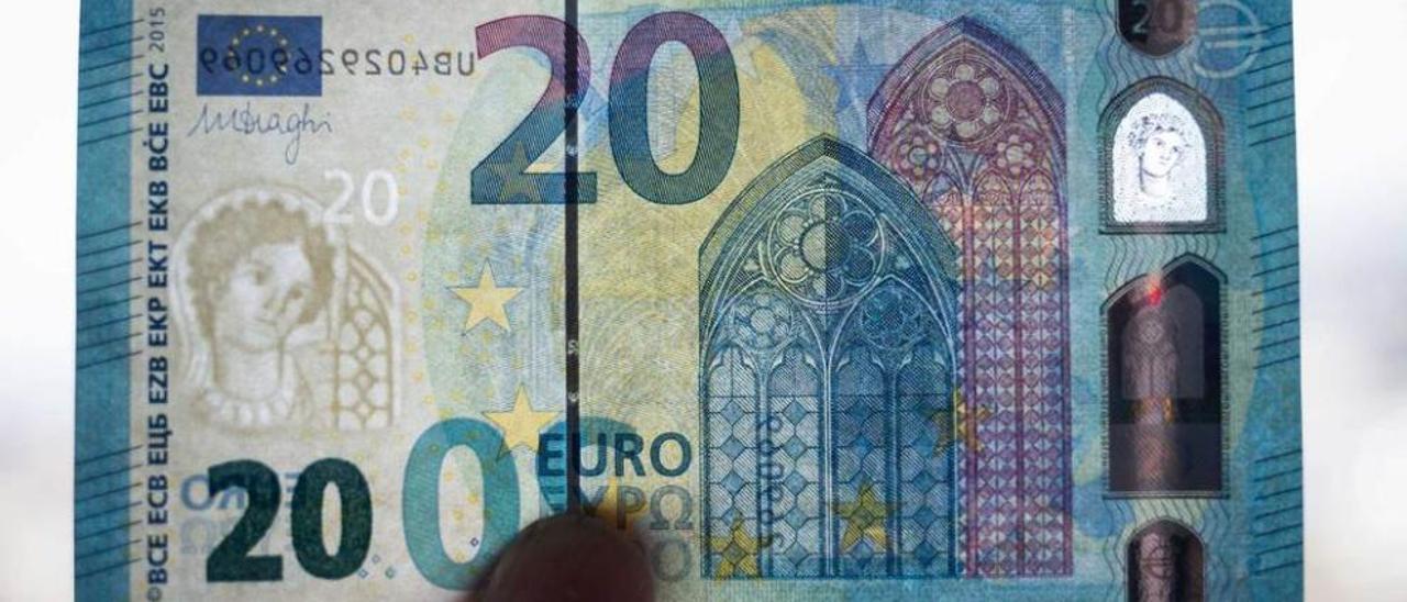 El nuevo billete de 20 euros, al trasluz.