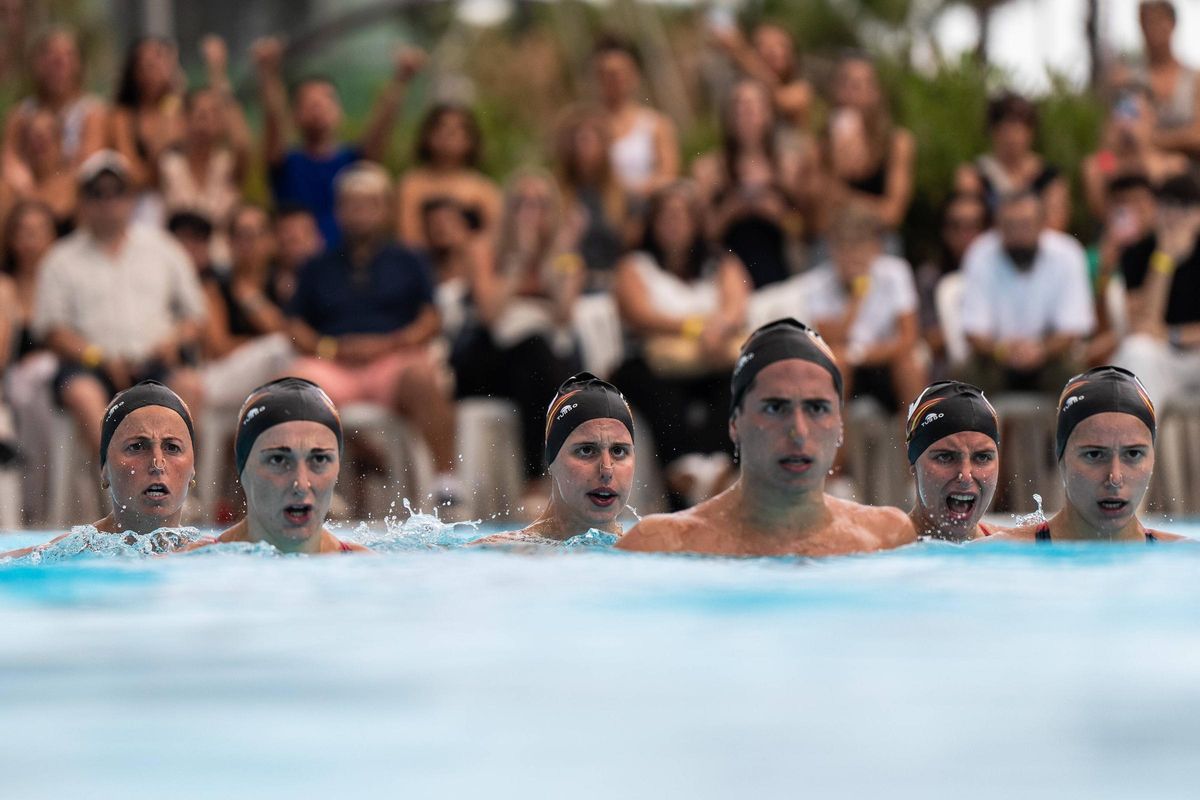 El equipo de natación artística presenta su rutina para el mundial de Singapur