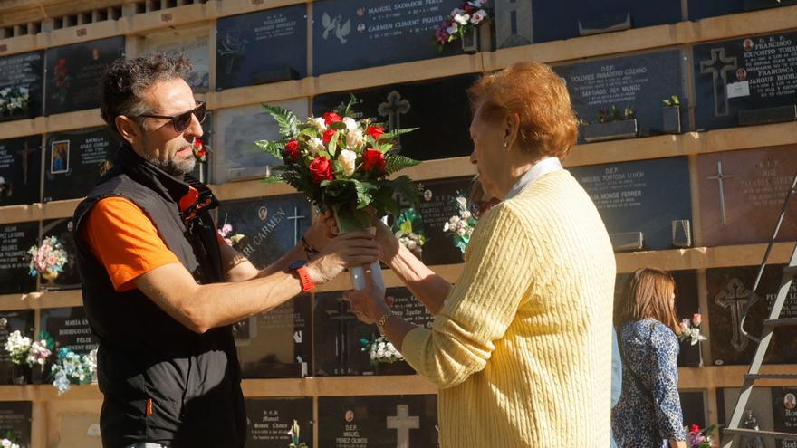 Los valencianos adelantan su visita al cementerio para evitar aglomeraciones