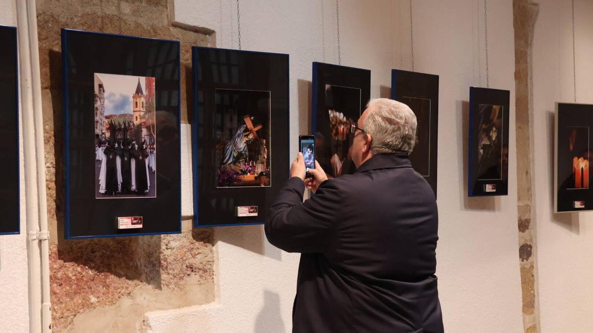 Un hombre inmortaliza una de las imágenes participantes.