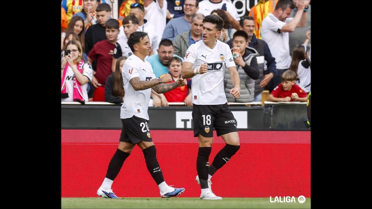 El entrenador del Valencia CF va a tener que tomar una decisión sobre el lateral derecho y el central con tres candidatos a repartirse las posiciones: Pepelu, Unai Núñez y Renzo Saravia