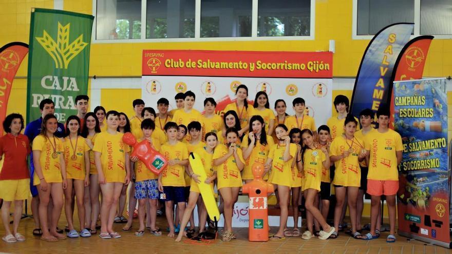 Más de 60 jóvenes participan en el Trofeo Club de Salvamento y socorrismo de Gijón