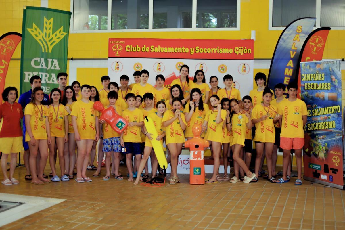 Participantes en la jornada celebrada en la piscina de El Llano.