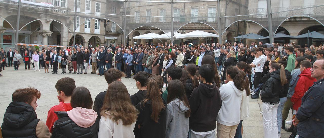 Concentración de compañeros de la víctima y autoridades en la Plaza Mayor de Ourense, este jueves.