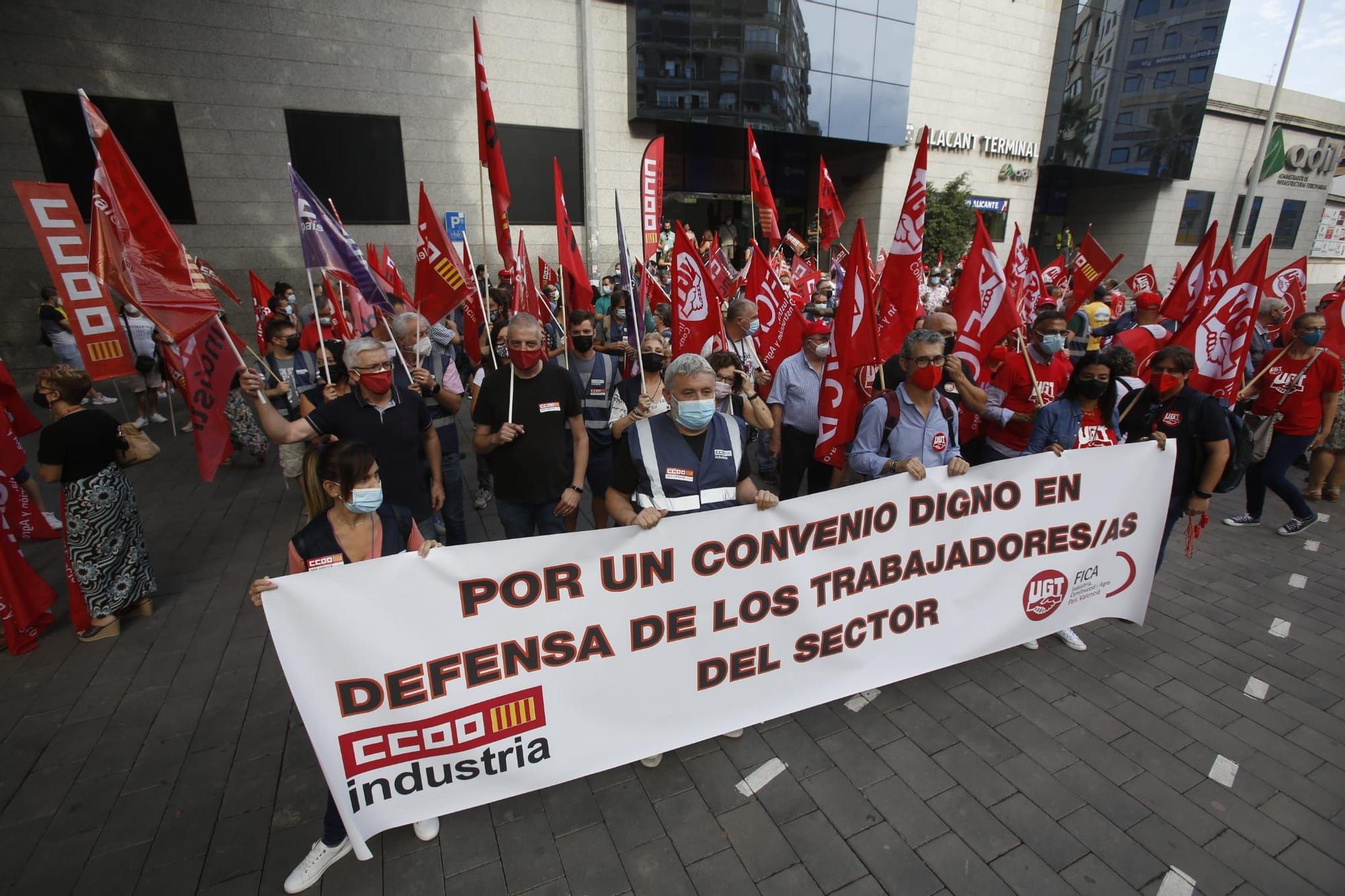 Los trabajadores del metal de Alicante se manifiestan para exigir el desbloqueo del convenio