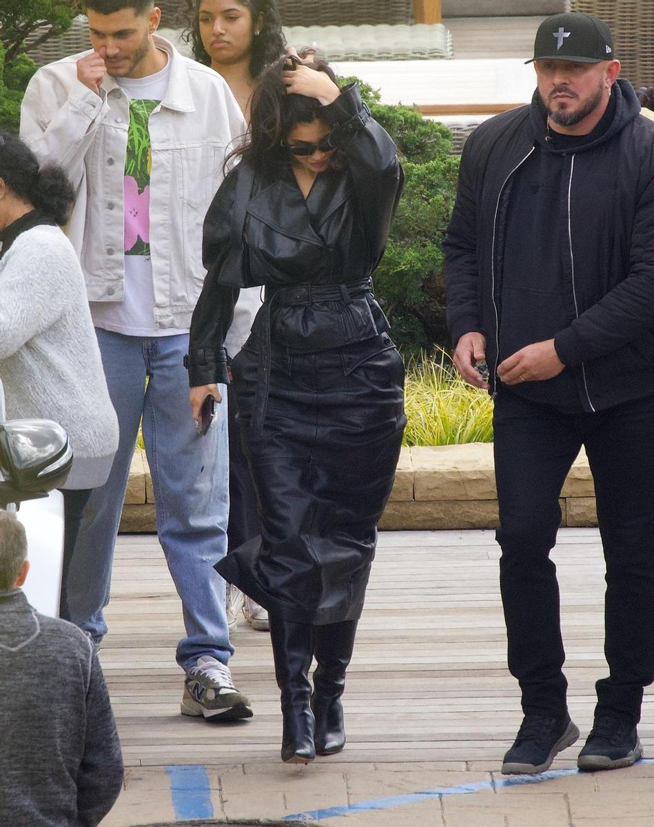 Kylie Jenner con un trench negro