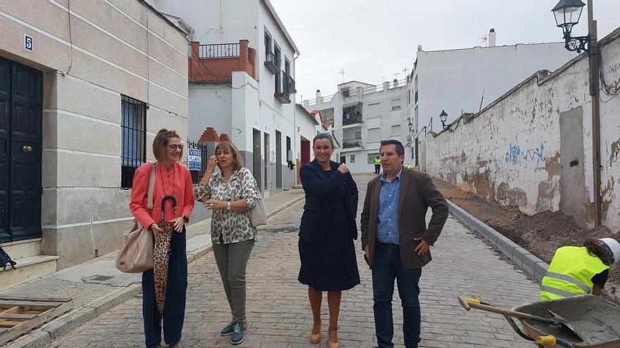 La delegada de Justicia de la Junta visita las obras del PFEA en Peñarroya-Pueblonuevo