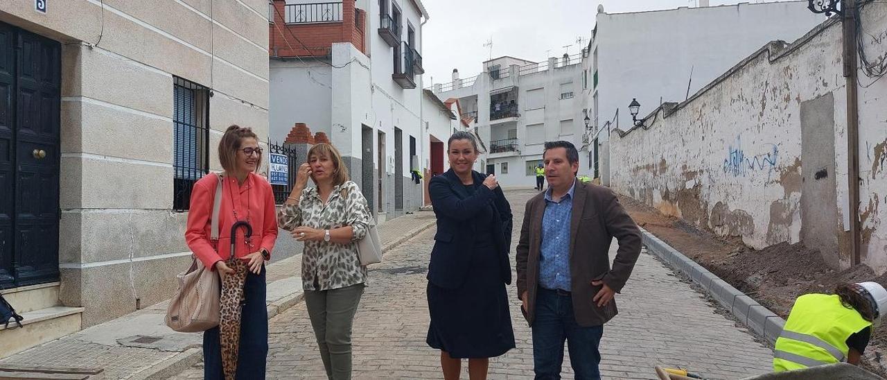 La delegada de Justicia, Administración Local y Función Pública, Raquel López, junto al alcalde, durante su visita a las obras del PFEA en Peñarroya-Pueblonuevo.